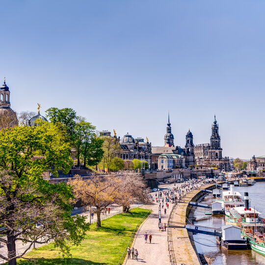 Terrassenufer in Dresden mit Sächsischer Dampfschifffahrt