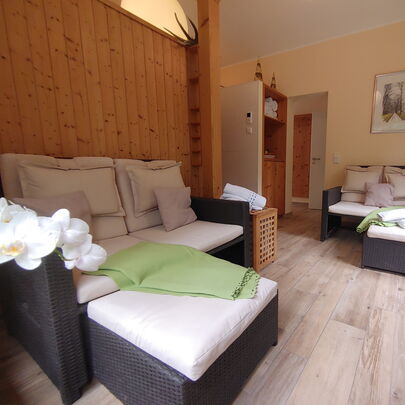 Sitzbereich in der Sauna im Forsthaus Kirnitzschtal Pura